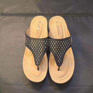 BRAND NEW COMFORT BY ALEXIX BENDEL JEWEL DESIGN THONG WEDGE WOMENS SANDAL